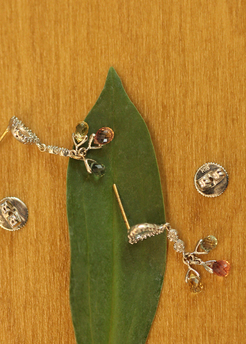 Melee Diamond, Multi Sapphire Dangle Earrings 18K 멜리 다이아몬드, 멀티 사파이어 달랑 귀걸이