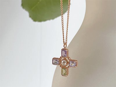 Pastel Fancy Sapphire, Gray Rough Diamond Cross Necklace 18K 파스텔 팬시 사파이어, 그레이 러프 다이아몬드 십자가 목걸이