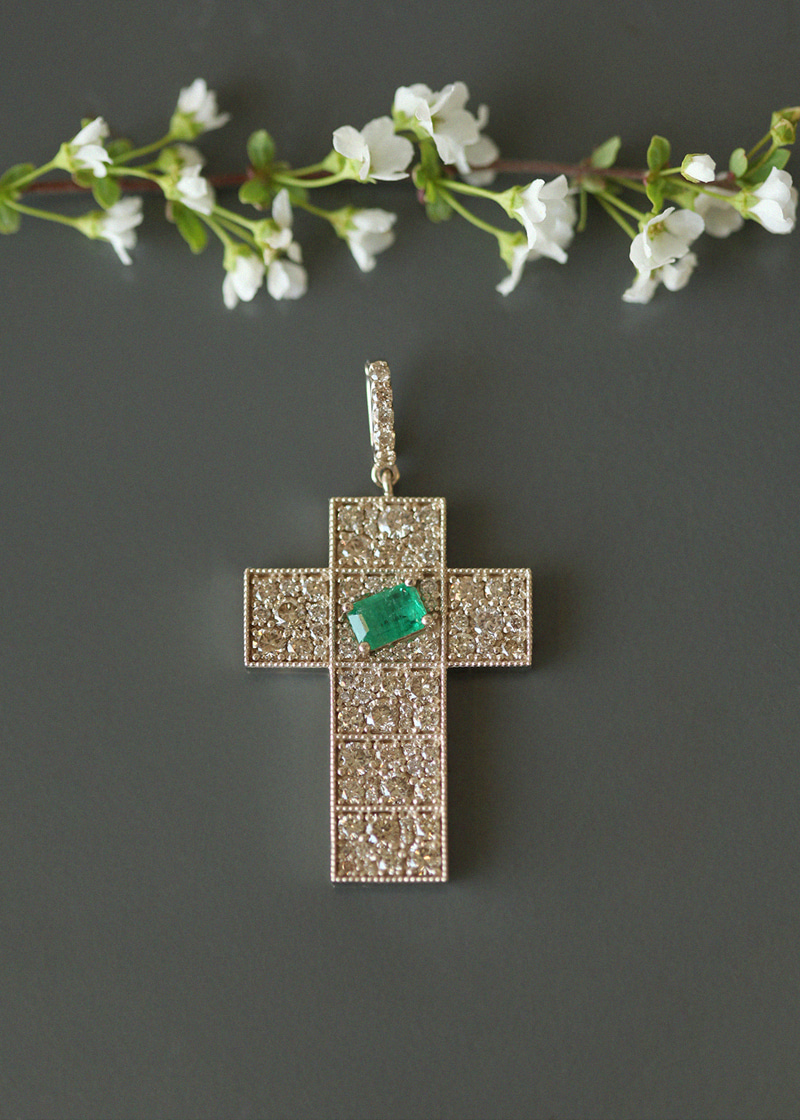 Cognac Diamond, Emerald Cross Tilted Pendant 18K 꼬냑 다이아몬드, 에메랄드 십자가 틸터드 펜던트