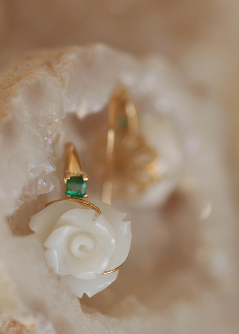 Emerald, White Coral Creamy Earrings 18K 에메랄드, 백산호 크리미 귀걸이