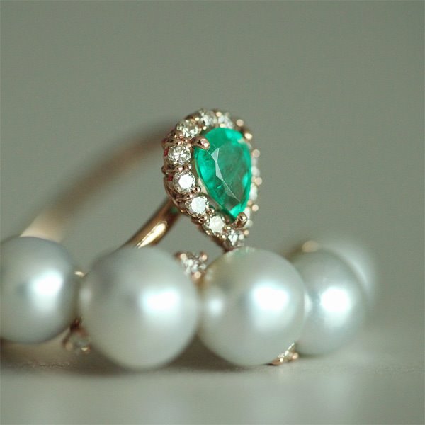 Pear Emerald, Cognac Diamond, Freshwater Pearl Ring 18K 물방울 에메랄드, 꼬냑 다이아몬드, 담수 진주 반지