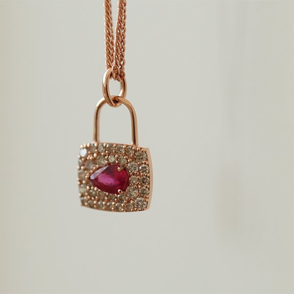 Lead Glass Filled Ruby, Cognac Diamond Lock Pendant 18K 함침 루비, 꼬냑 다이아몬드 자물쇠 펜던트
